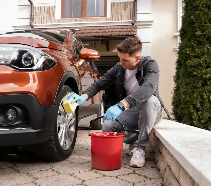 Lavage auto à domicile Néhou : professionnel intervenant sur un véhicule